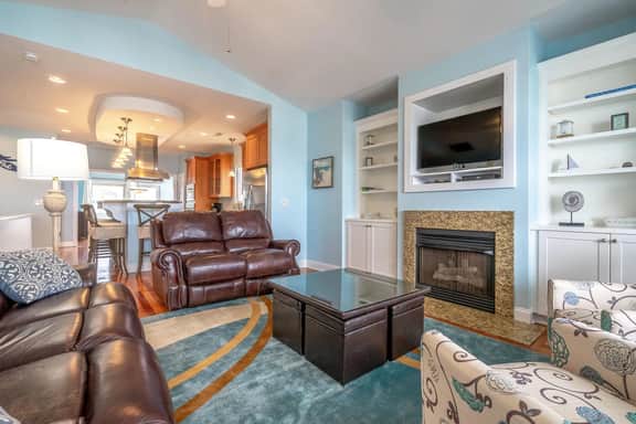 CN1103B - Dock Holiday - Image 4